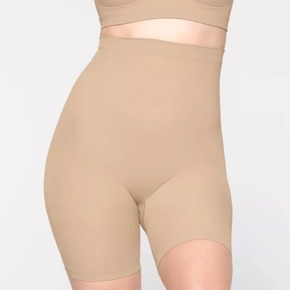 COPY - SKIMS SEAMLESS SCULPT HIGH WAIST ABOVE THE KNEE SHORT CLAY - S M L